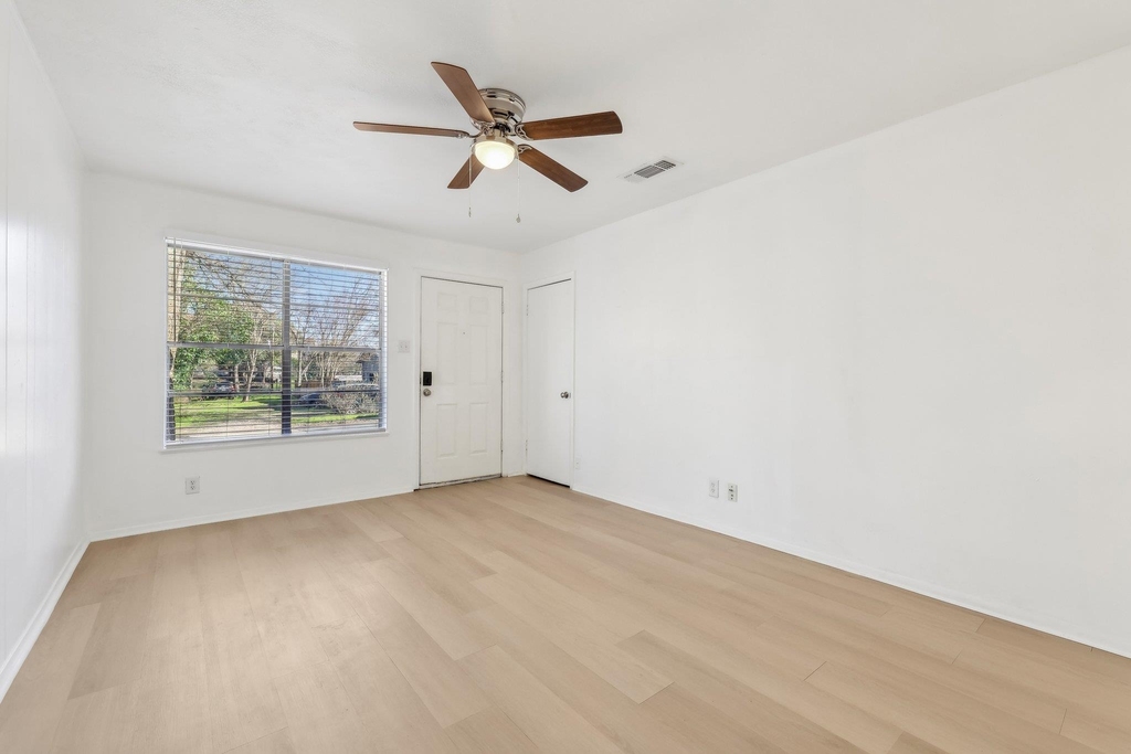 418 Sarah St - Photo 3