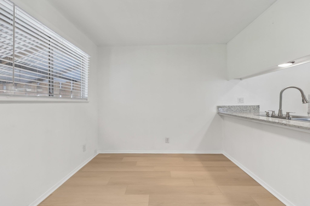418 Sarah St - Photo 5