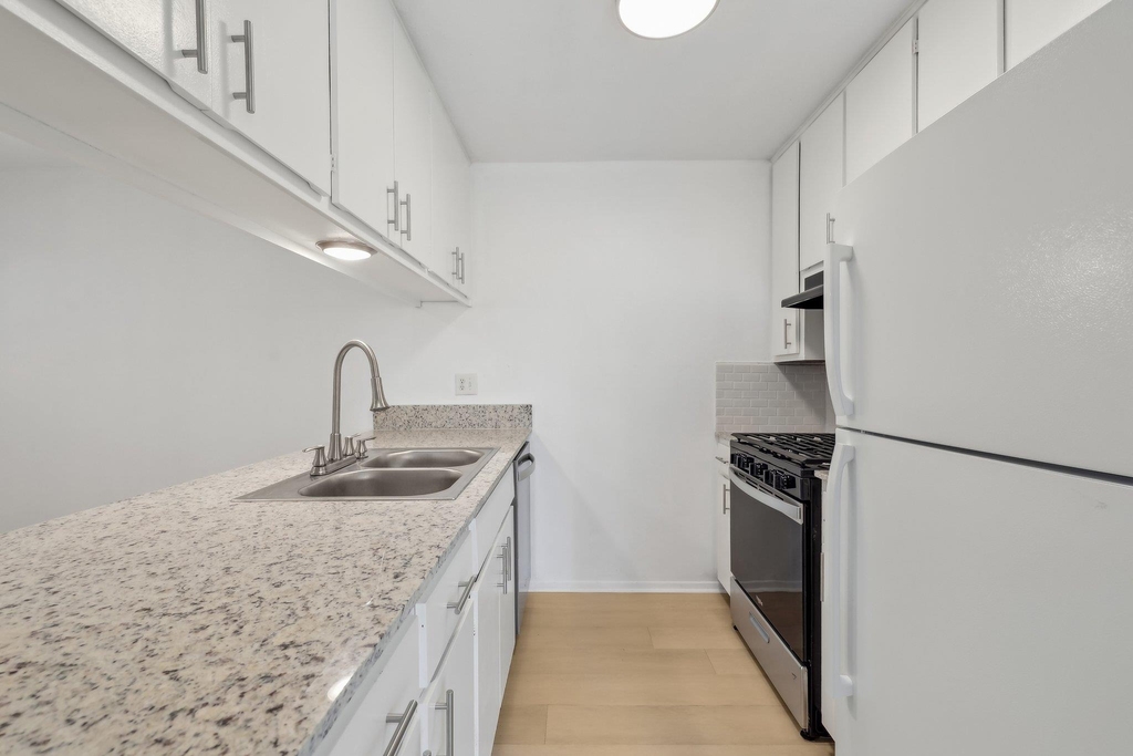418 Sarah St - Photo 10