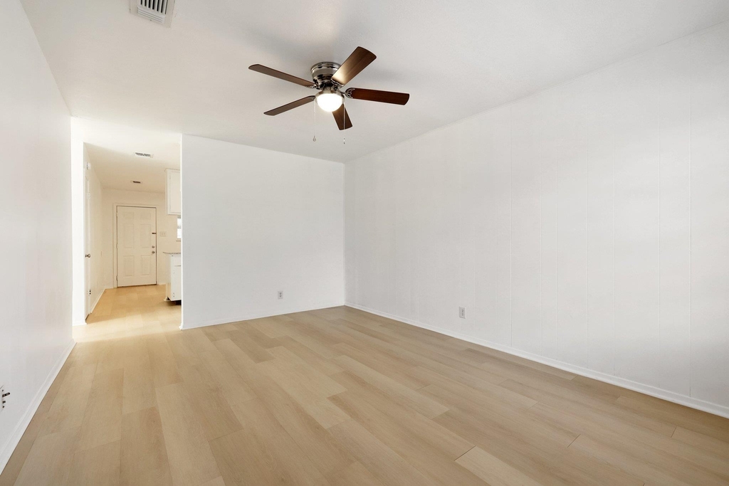 418 Sarah St - Photo 4