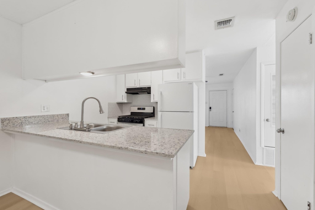 418 Sarah St - Photo 8
