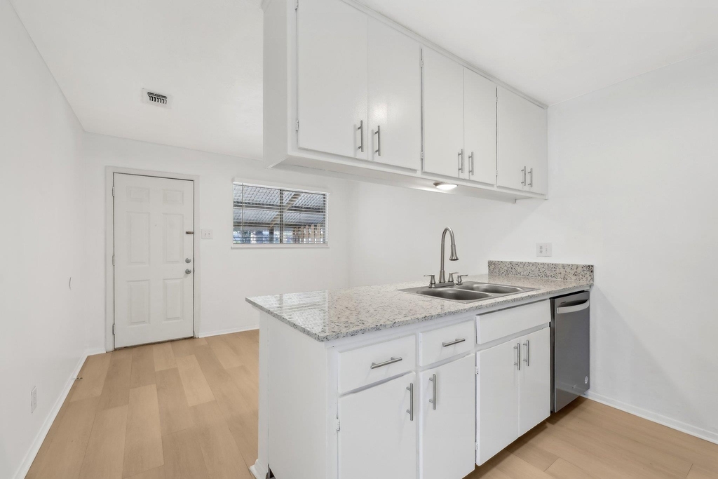 418 Sarah St - Photo 11