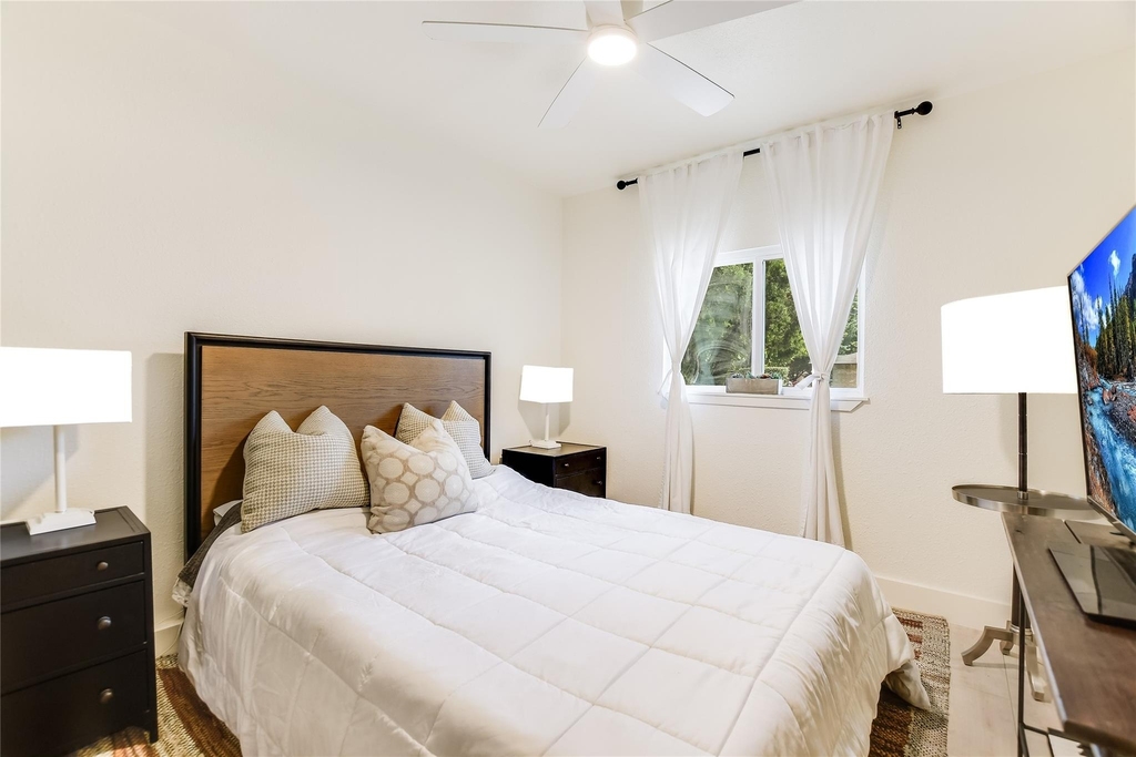 805 Eberhart Ln - Photo 8