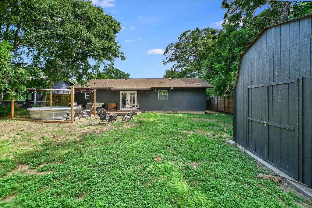 805 Eberhart Ln - Photo 18