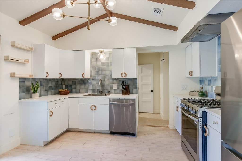 805 Eberhart Ln - Photo 4
