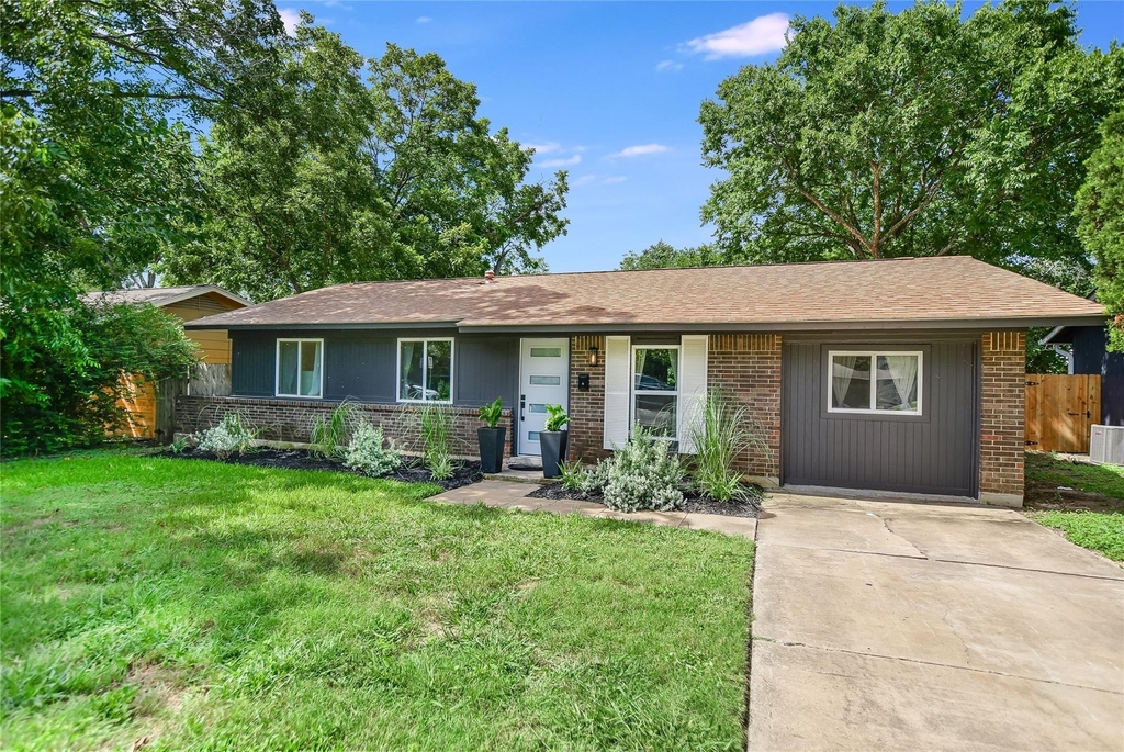 805 Eberhart Ln - Photo 0