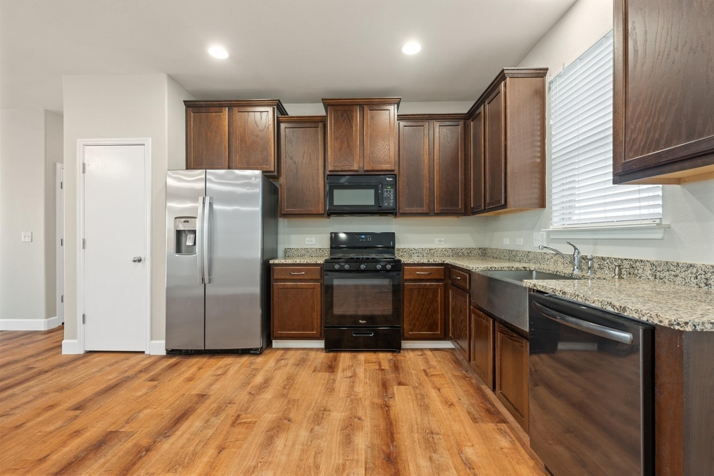374 Triumph Rd - Photo 6