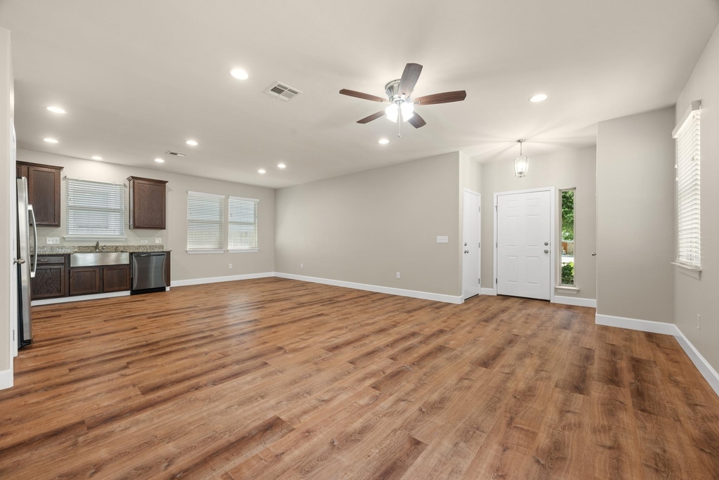 374 Triumph Rd - Photo 3