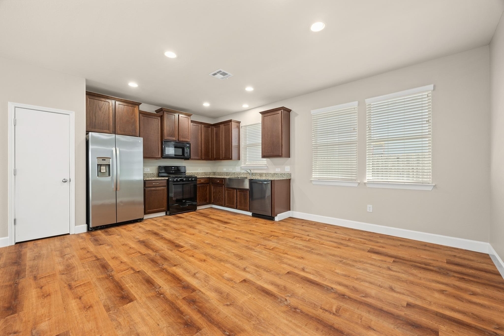 374 Triumph Rd - Photo 5