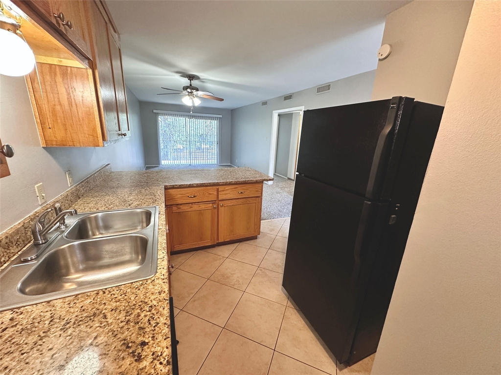 601 W 11th St - Photo 7