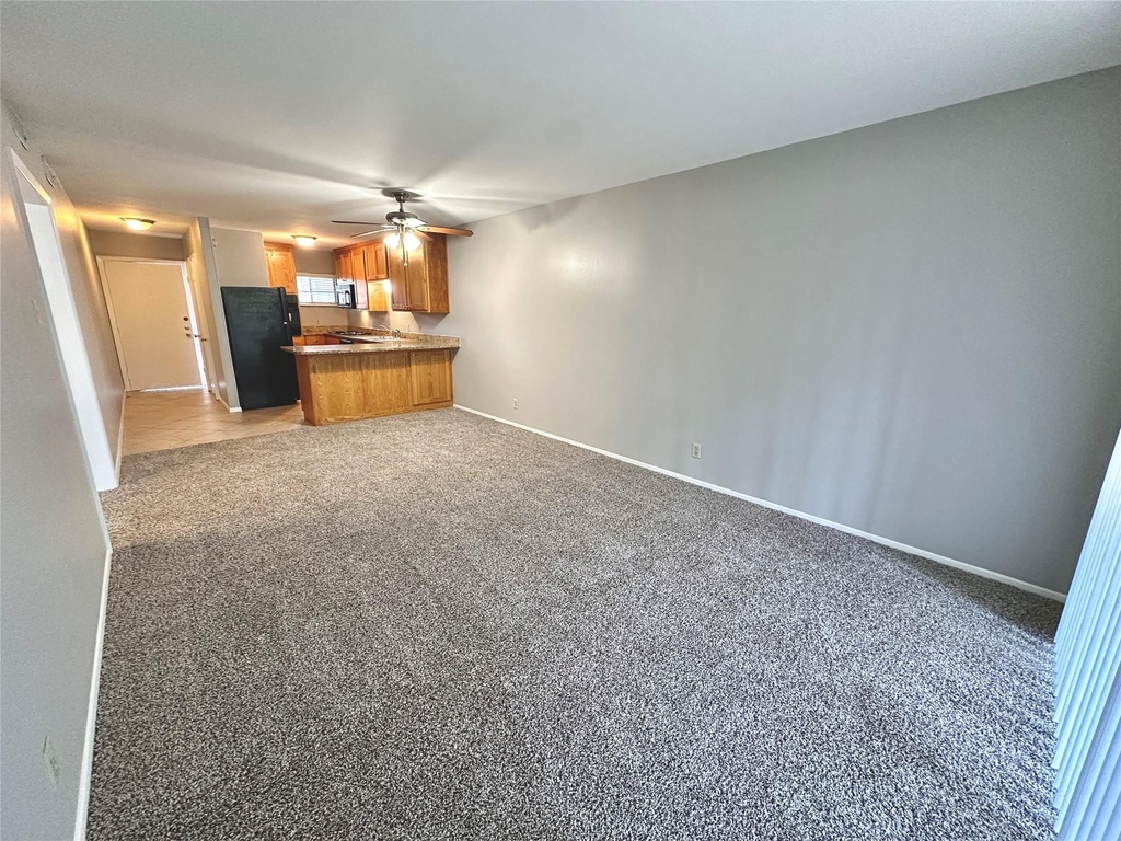 601 W 11th St - Photo 9
