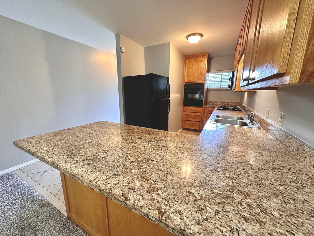 601 W 11th St - Photo 2