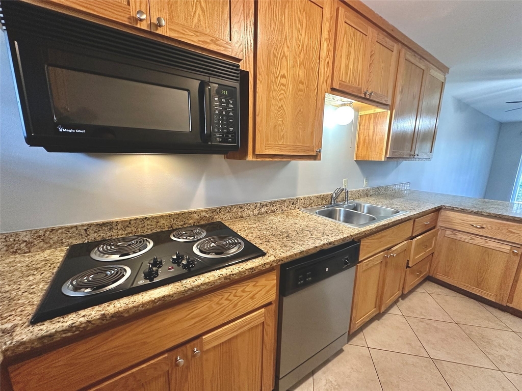 601 W 11th St - Photo 6