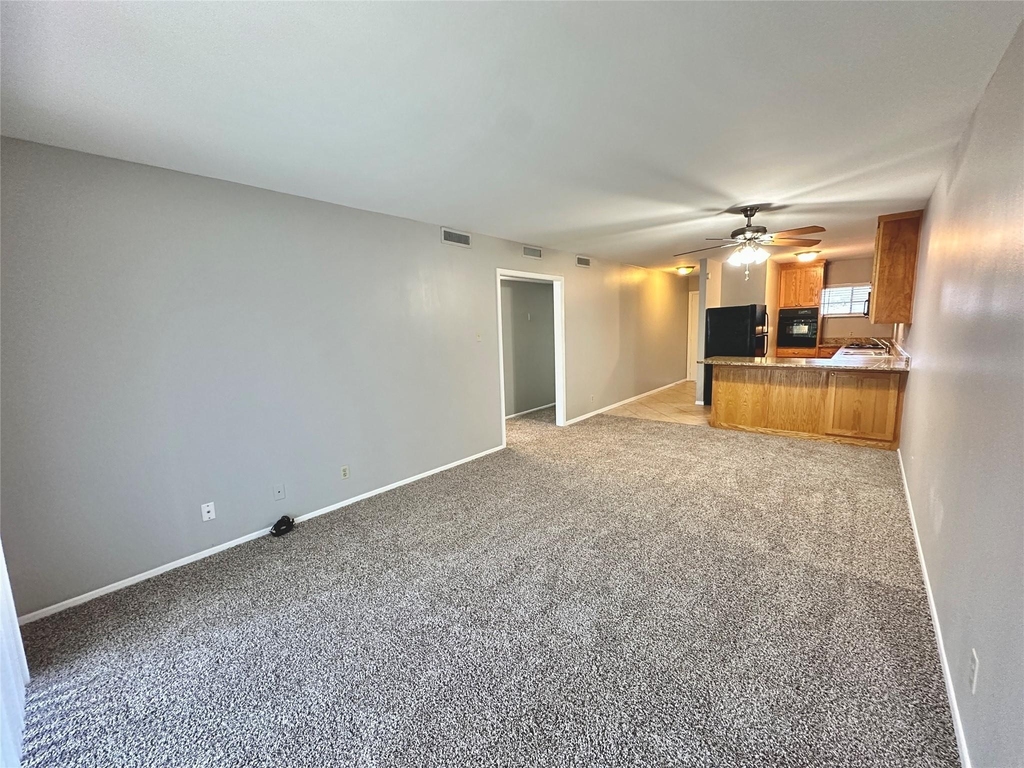 601 W 11th St - Photo 11