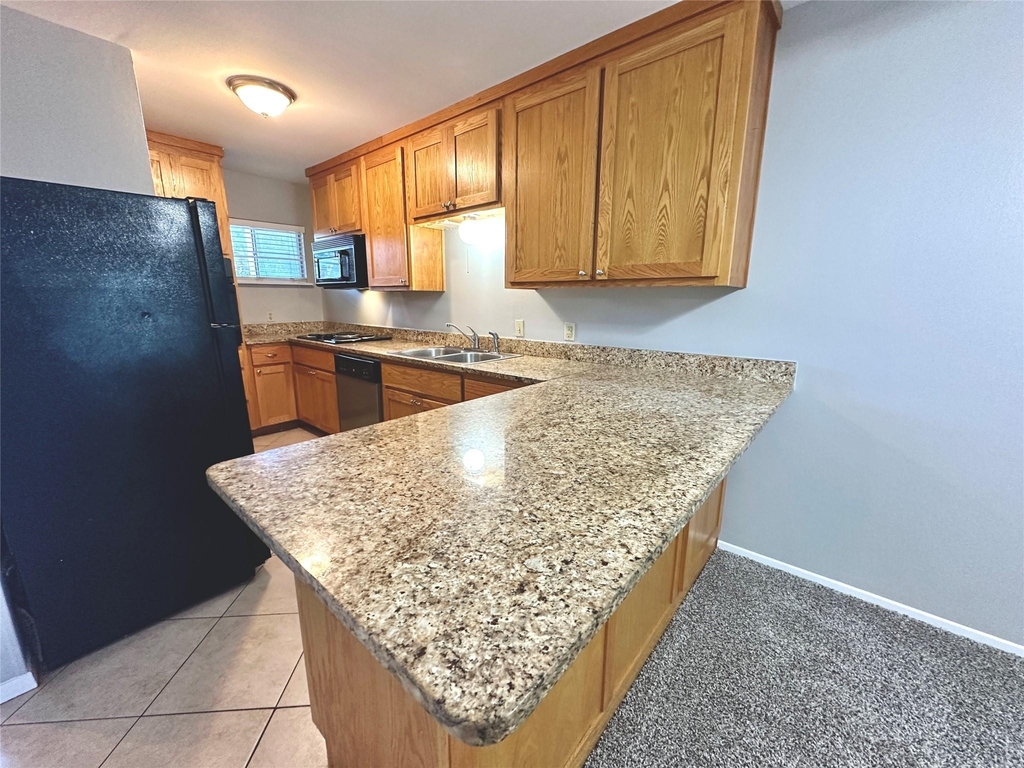 601 W 11th St - Photo 1