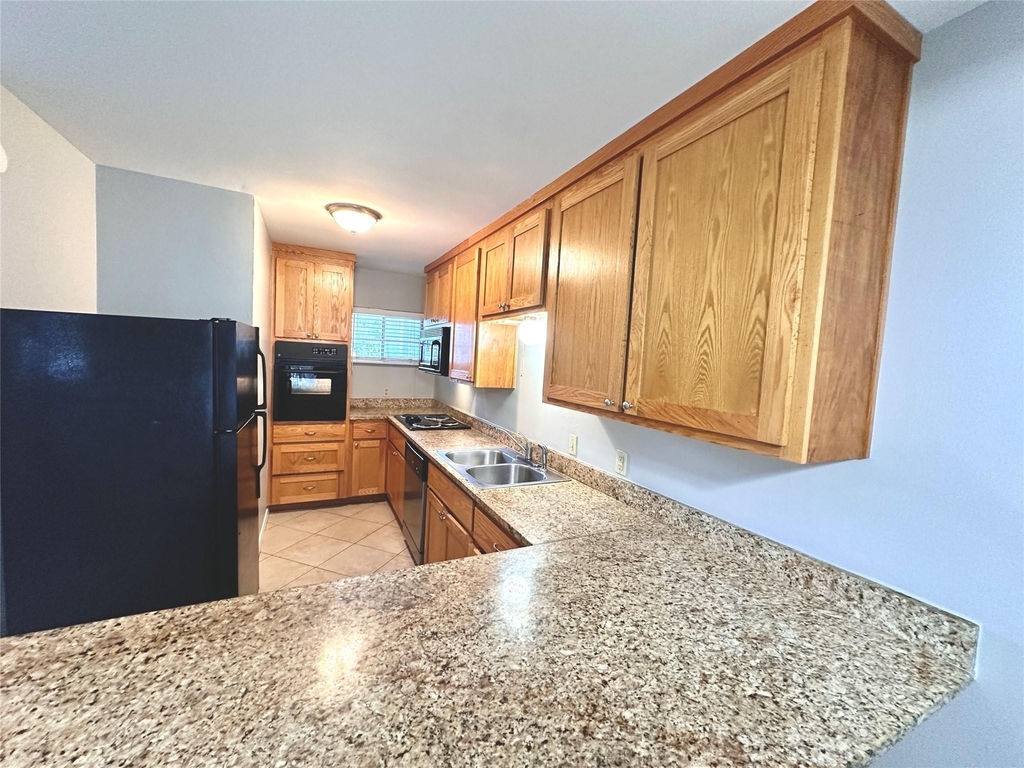 601 W 11th St - Photo 3