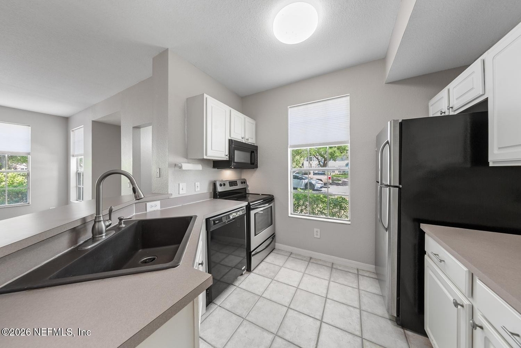 13703 Richmond Park Drive N - Photo 9