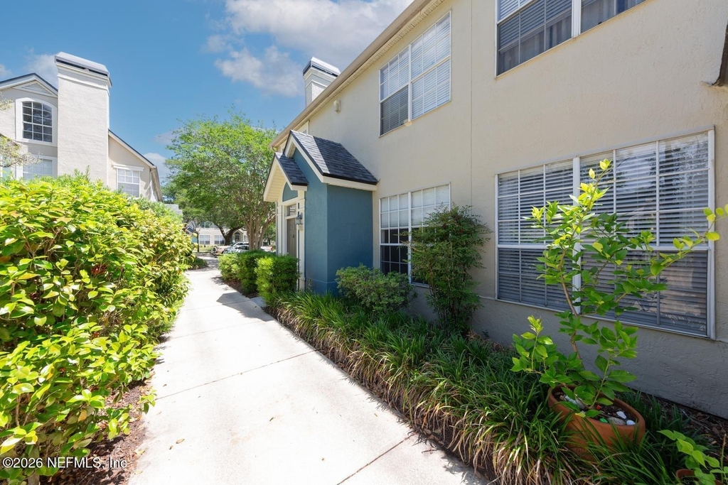 13703 Richmond Park Drive N - Photo 2