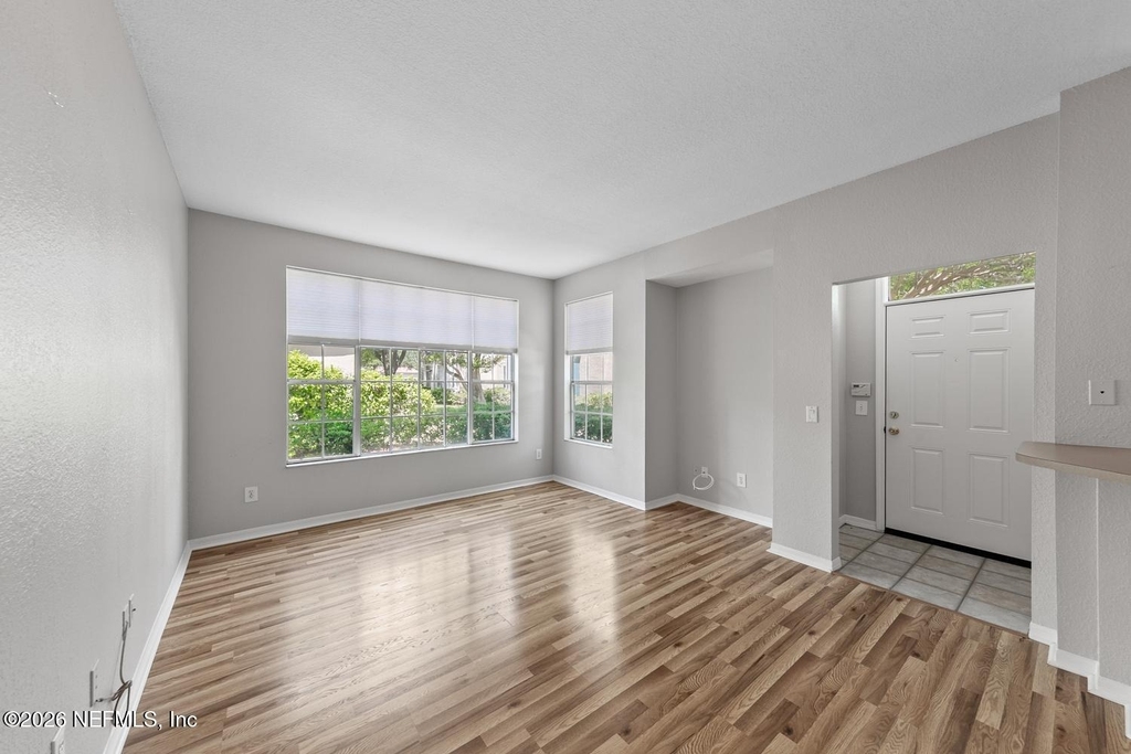 13703 Richmond Park Drive N - Photo 4