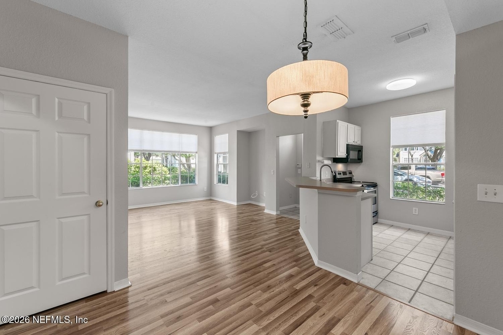 13703 Richmond Park Drive N - Photo 7