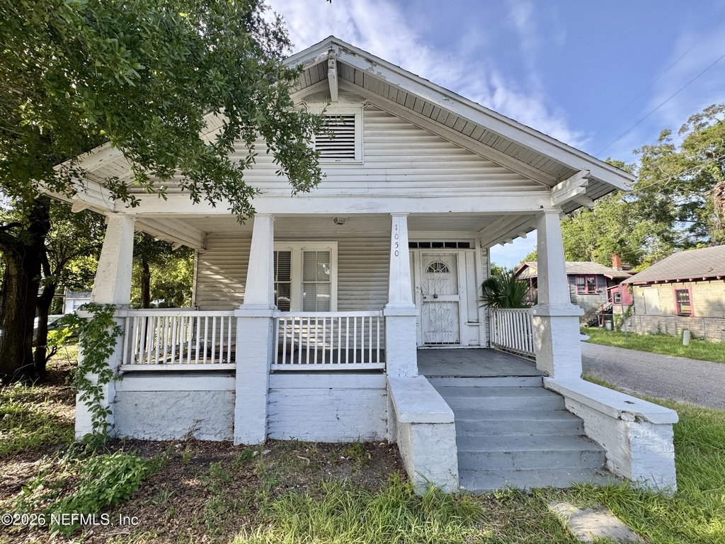 1050 W 8th Street - Photo 0