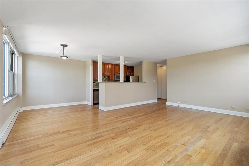 336 W Wellington Avenue - Photo 5