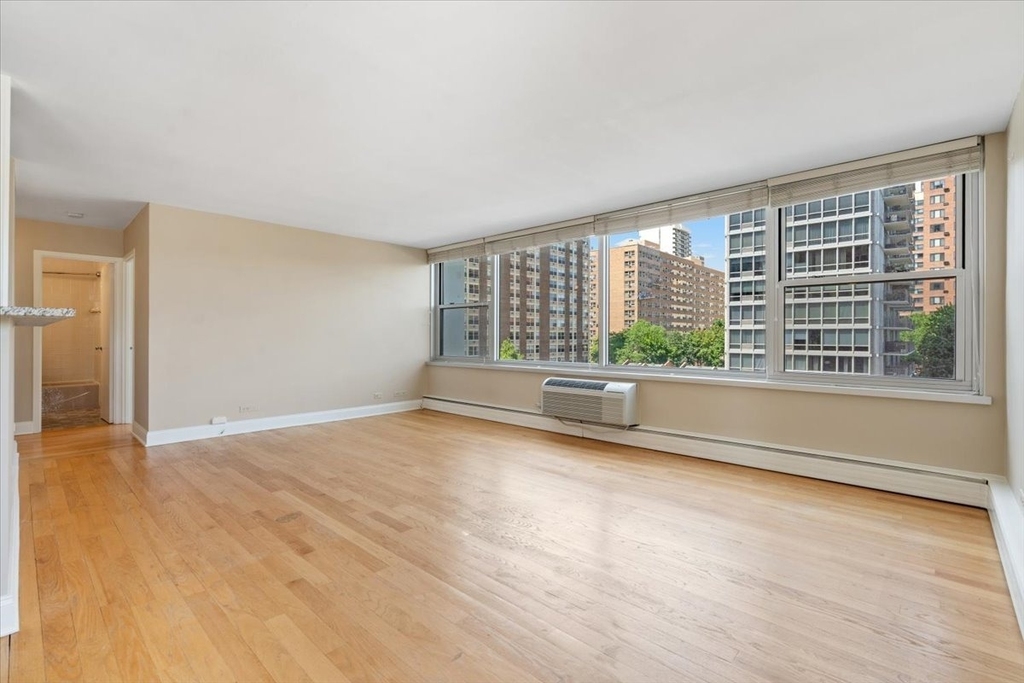 336 W Wellington Avenue - Photo 4