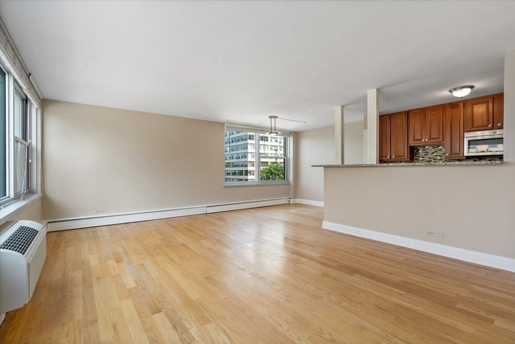 336 W Wellington Avenue - Photo 3