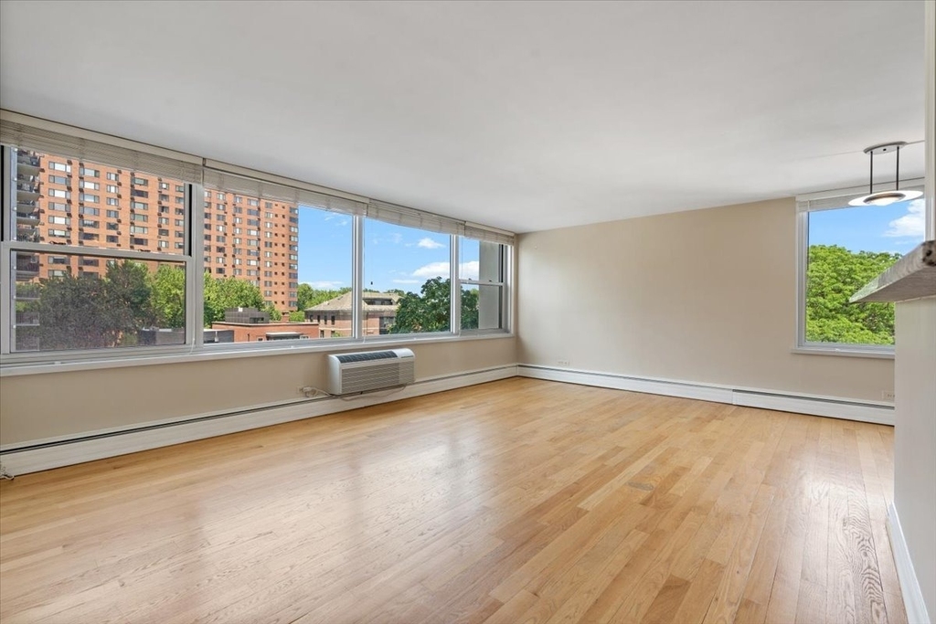 336 W Wellington Avenue - Photo 2