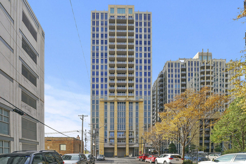 700 N Larrabee Street - Photo 0