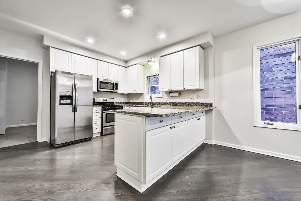 3230 N Seminary Avenue - Photo 2