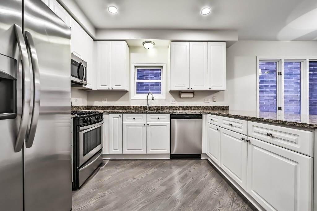 3230 N Seminary Avenue - Photo 3