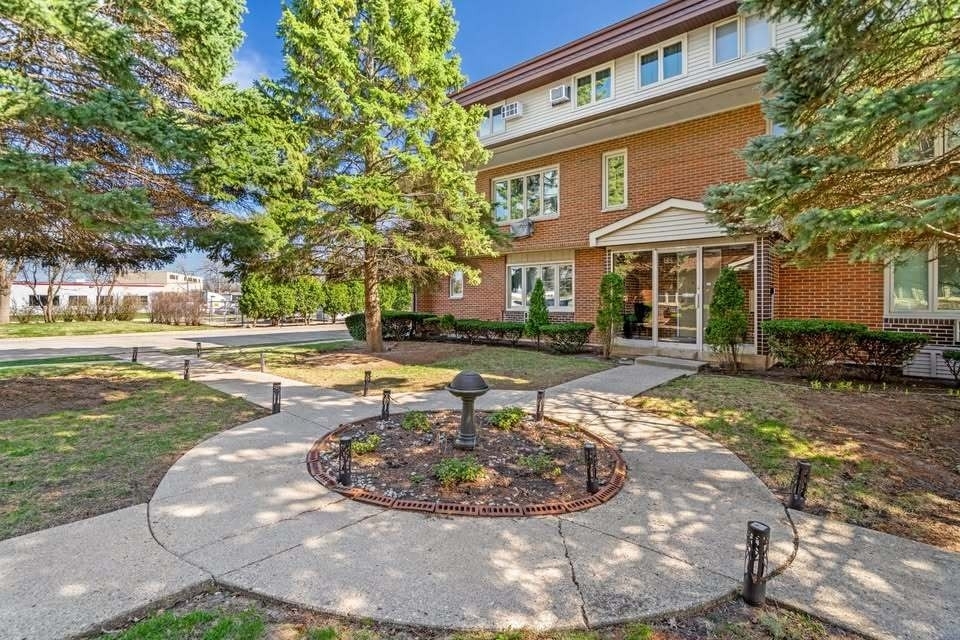816 W Saint James Street - Photo 0