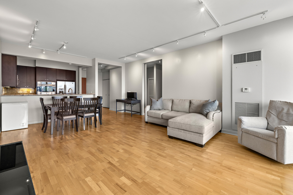 1211 S Prairie Avenue - Photo 1