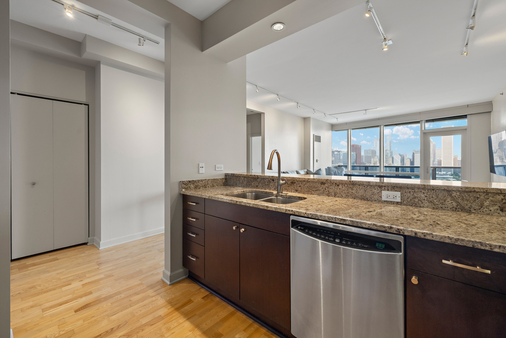 1211 S Prairie Avenue - Photo 8