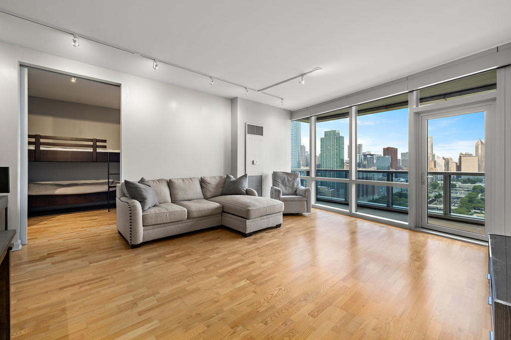 1211 S Prairie Avenue - Photo 2