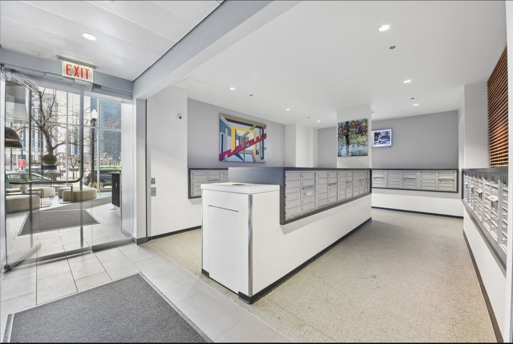 235 W Van Buren Street - Photo 3