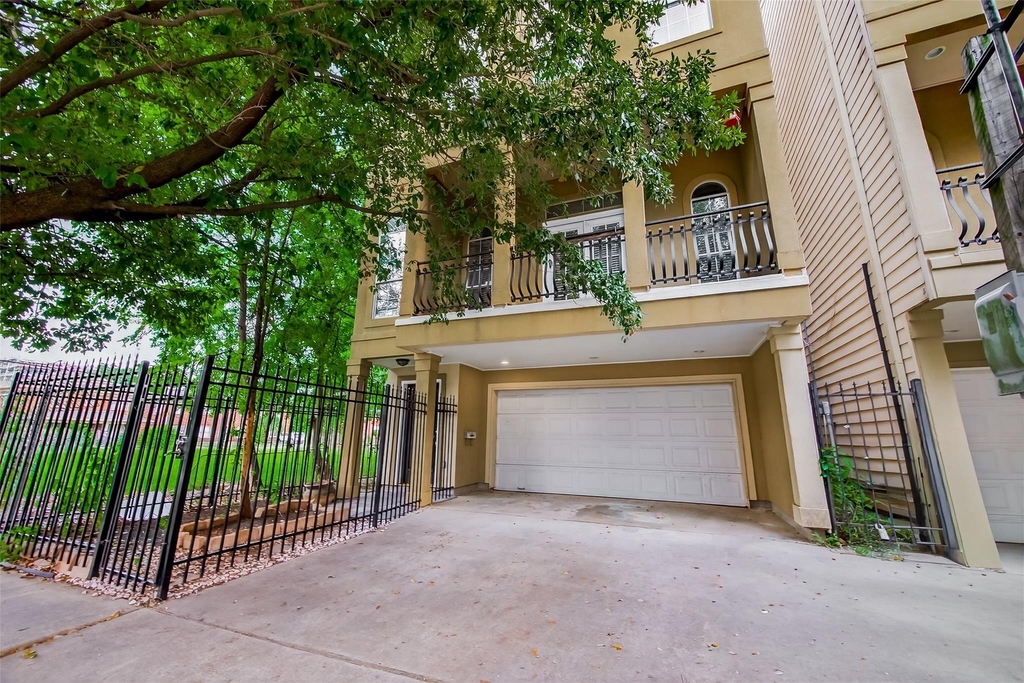 1015 Stanford Street - Photo 2