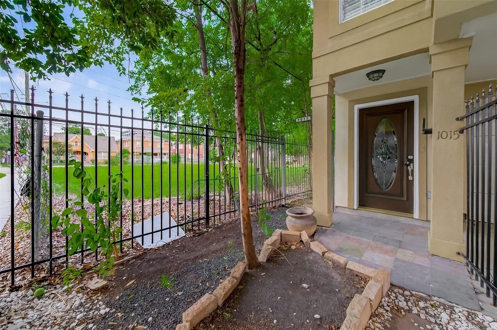 1015 Stanford Street - Photo 4
