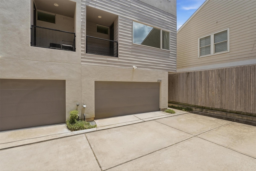 2338 Commerce Street - Photo 2