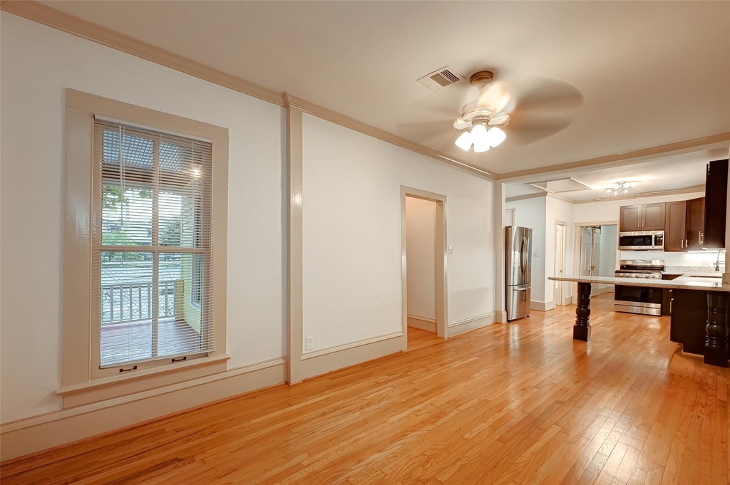 2009 State Street - Photo 6
