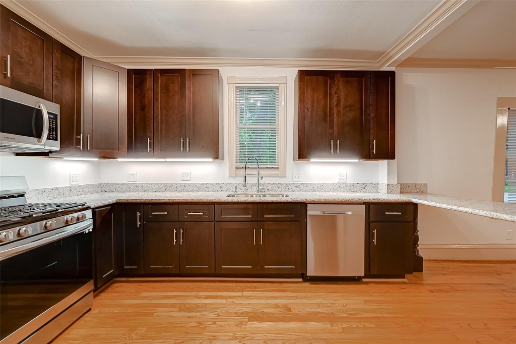 2009 State Street - Photo 20