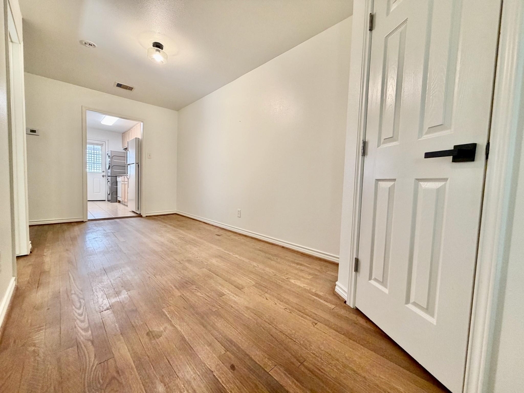 2126 Banks Street - Photo 17