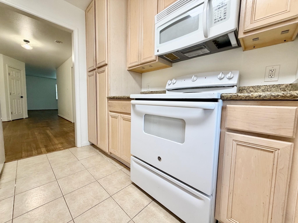 2126 Banks Street - Photo 30