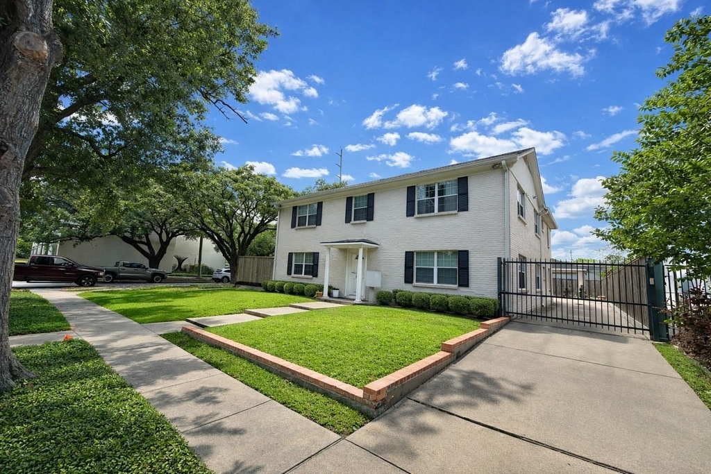 2126 Banks Street - Photo 2