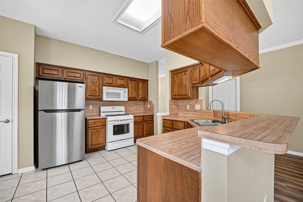 1502 Beechurst Court - Photo 10
