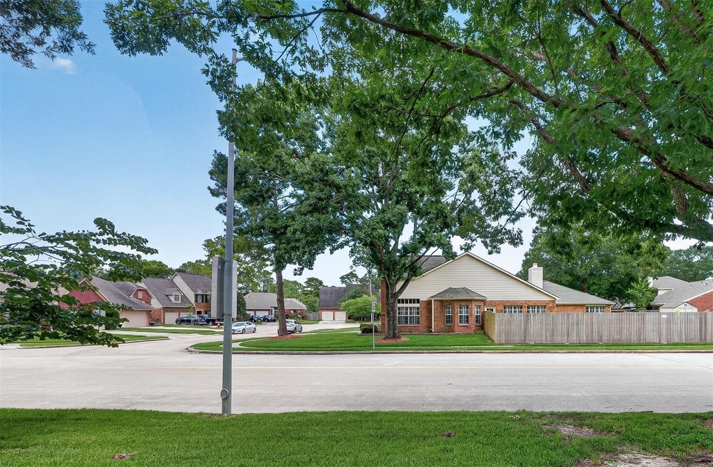1502 Beechurst Court - Photo 3