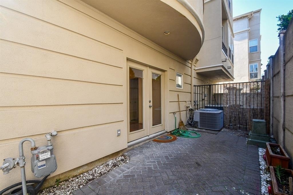 1515 Hyde Park Boulevard - Photo 32