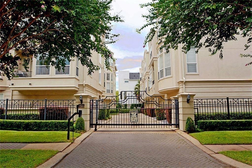 1515 Hyde Park Boulevard - Photo 34
