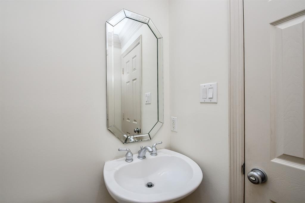 1515 Hyde Park Boulevard - Photo 27